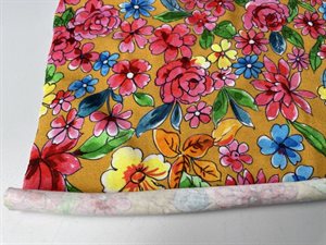 Bomuldsjersey - smukke tegnede blomster på okker bund